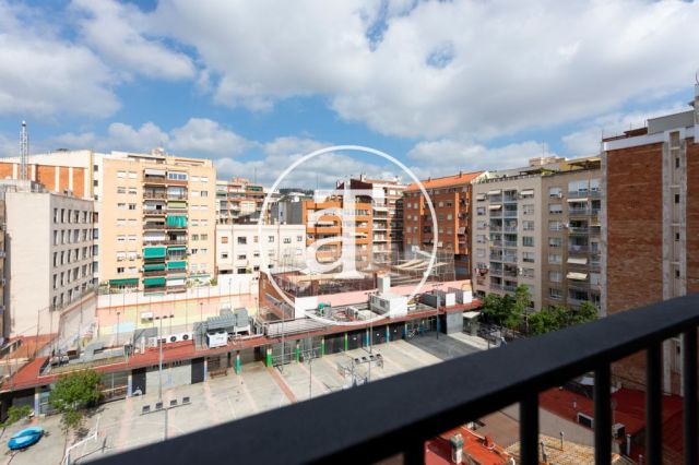 Piso de alquiler temporal de 3 habitaciones y 2 baños en el Eixample 27