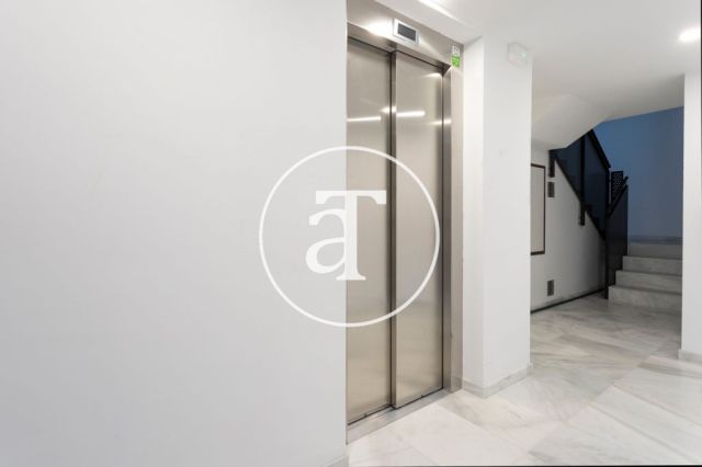 Piso de alquiler temporal de 3 habitaciones y 2 baños en el Eixample 30