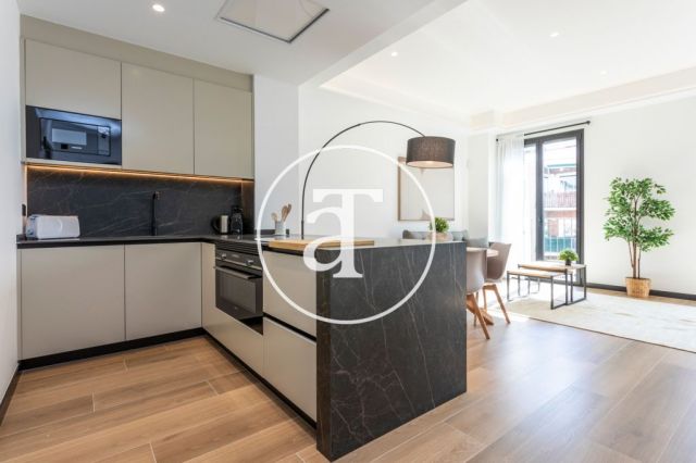 Piso de alquiler temporal de 3 habitaciones y 2 baños en el Eixample 13