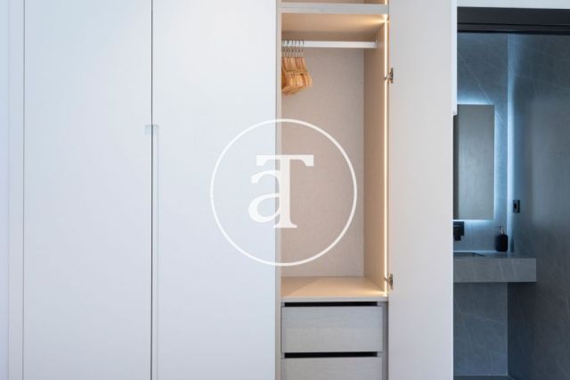 Piso de alquiler temporal de 3 habitaciones y 2 baños en el Eixample 16
