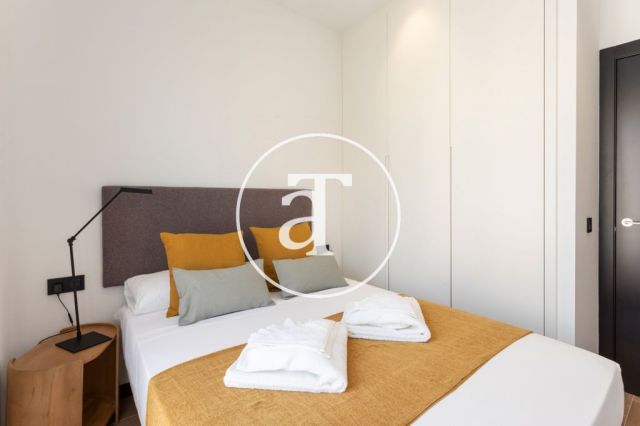 Piso de alquiler temporal de 3 habitaciones y 2 baños en el Eixample 28