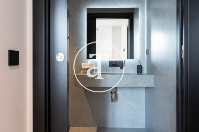 Piso de alquiler temporal de 3 habitaciones y 2 baños en el Eixample 17