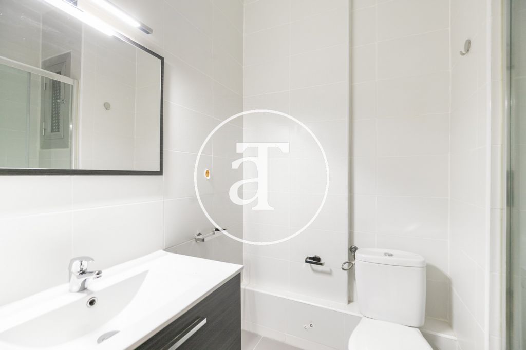 Appartement en location temporaire avec 3 chambres, bureau, 1 salle de bain et patio à Sant Andreu 26