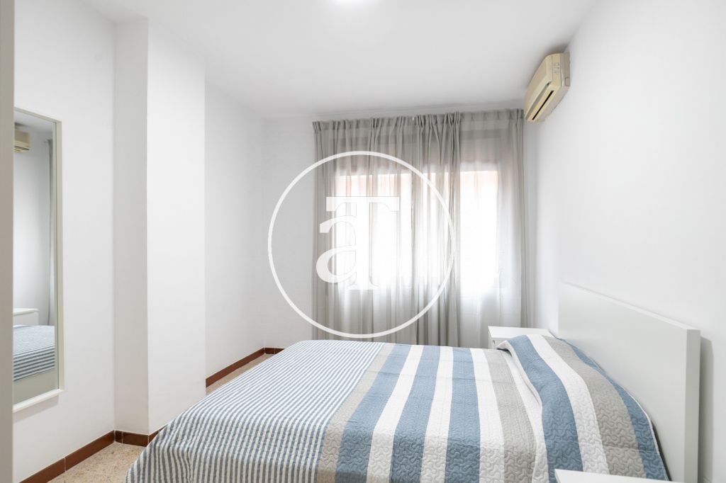 Appartement en location temporaire avec 3 chambres, bureau, 1 salle de bain et patio à Sant Andreu 12