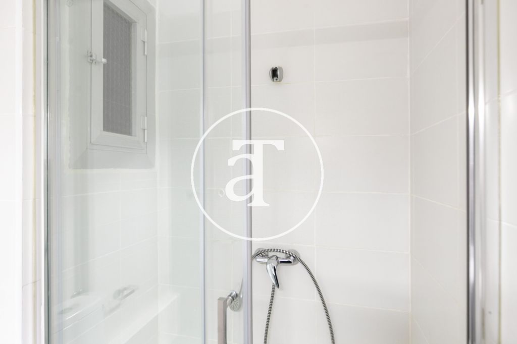 Appartement en location temporaire avec 3 chambres, bureau, 1 salle de bain et patio à Sant Andreu 27