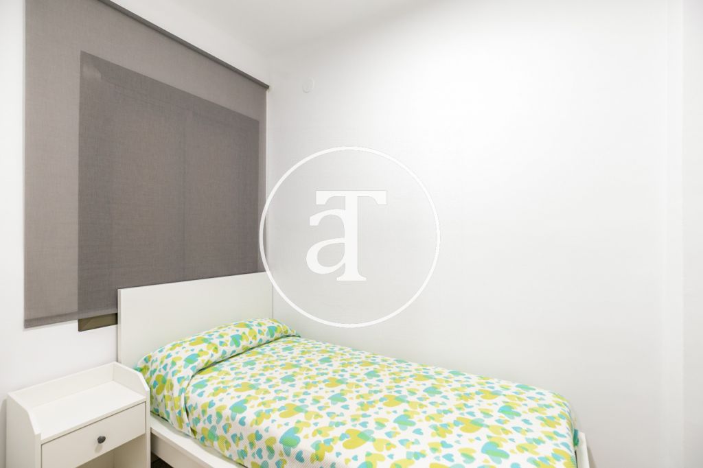 Appartement en location temporaire avec 3 chambres, bureau, 1 salle de bain et patio à Sant Andreu 23