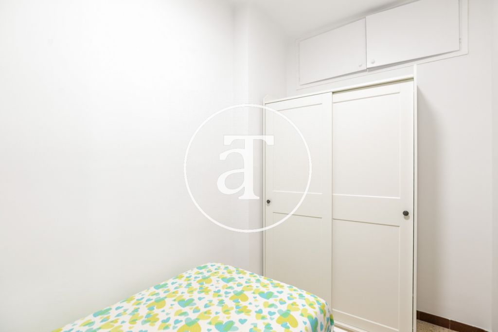 Appartement en location temporaire avec 3 chambres, bureau, 1 salle de bain et patio à Sant Andreu 25