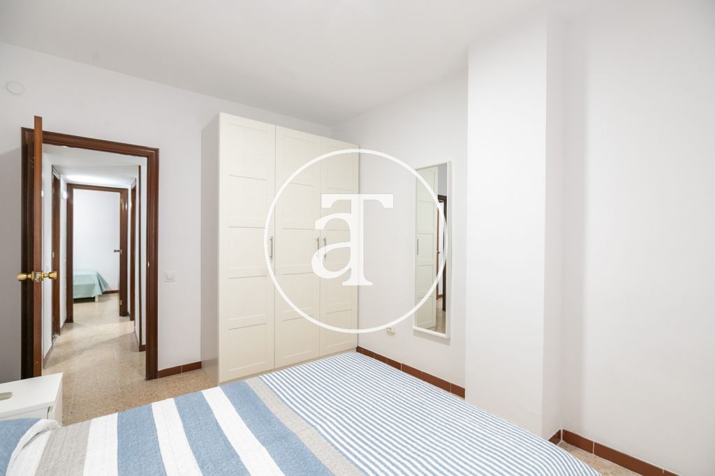 Appartement en location temporaire avec 3 chambres, bureau, 1 salle de bain et patio à Sant Andreu 15