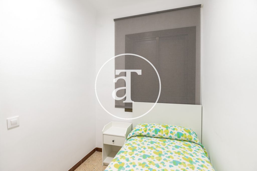Appartement en location temporaire avec 3 chambres, bureau, 1 salle de bain et patio à Sant Andreu 24