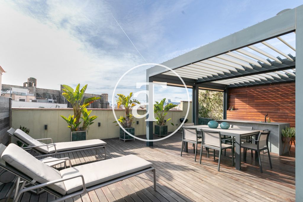 Monthly rental duplex penthouse with 2 bedrooms, 2 bathrooms and a large outdoor terrace in the heart of the Gothic Quarter