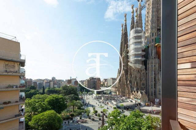 Monthly rental apartment with 2 bedrooms and 2 bathrooms with balcony and stunning views of the Sagrada Familia. 5
