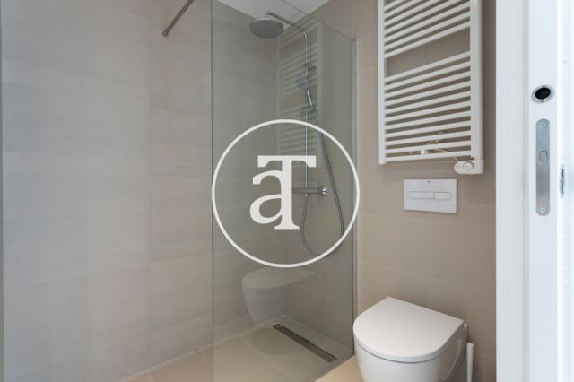 Monthly rental apartment with 2 bedrooms and 2 bathrooms with balcony and stunning views of the Sagrada Familia. 27