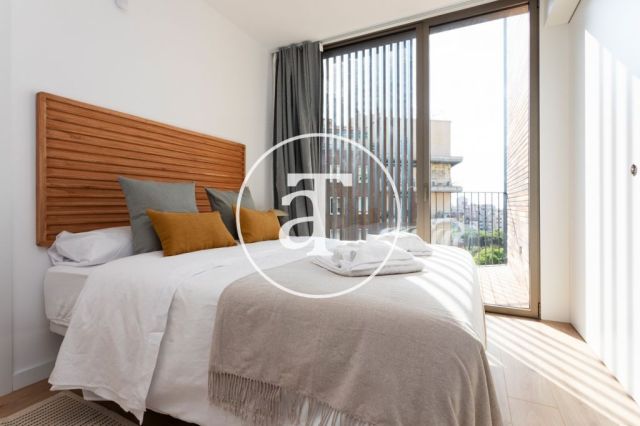 Monthly rental apartment with 2 bedrooms and 2 bathrooms with balcony and stunning views of the Sagrada Familia. 23