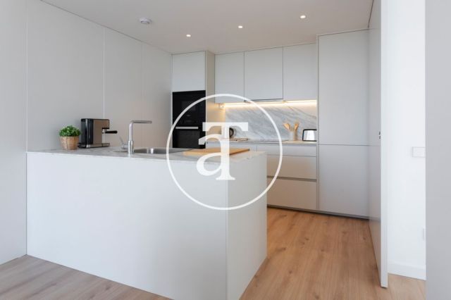 Monthly rental apartment with 2 bedrooms and 2 bathrooms with balcony and stunning views of the Sagrada Familia. 14