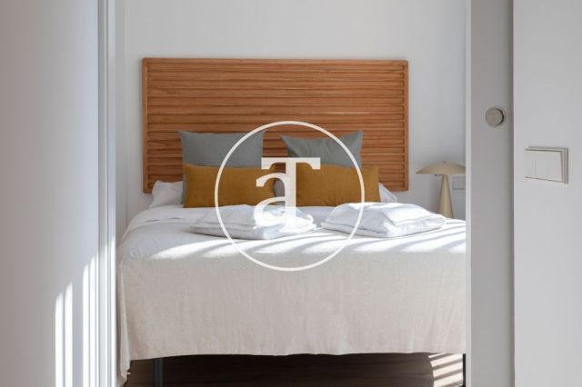 Monthly rental apartment with 2 bedrooms and 2 bathrooms with balcony and stunning views of the Sagrada Familia. 22