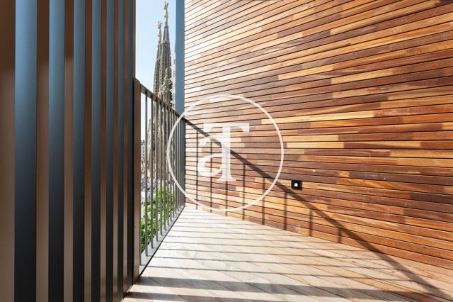 Monthly rental apartment with 2 bedrooms and 2 bathrooms with balcony and stunning views of the Sagrada Familia. 20