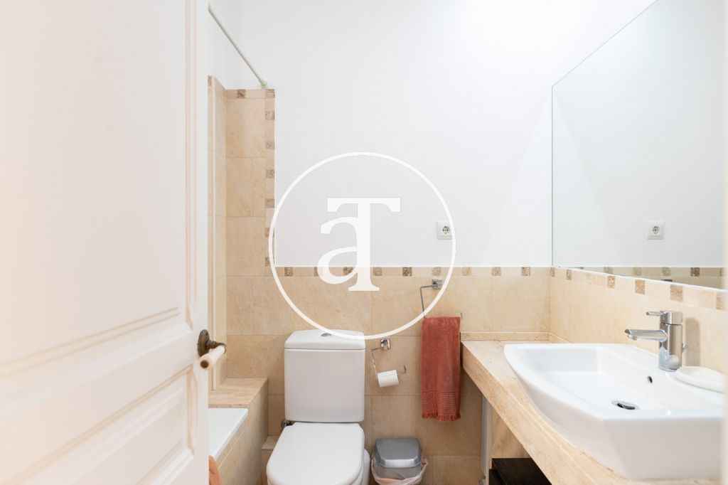 Appartement en location temporaire avec 1 chambre et 1 salle de bain, balcon et vue sur Collserola à Sants 21