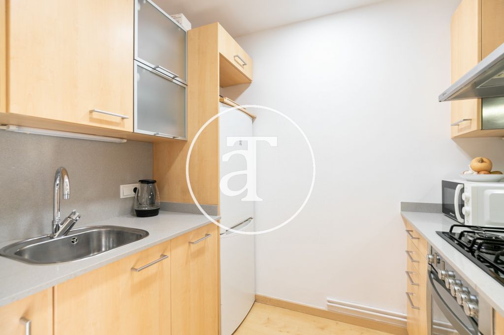 Appartement en location temporaire avec 1 chambre et 1 salle de bain, balcon et vue sur Collserola à Sants 16