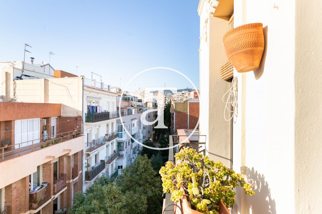 Appartement en location temporaire avec 1 chambre et 1 salle de bain, balcon et vue sur Collserola à Sants 3