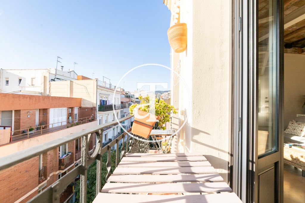 Appartement en location temporaire avec 1 chambre et 1 salle de bain, balcon et vue sur Collserola à Sants 2