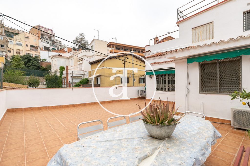 Appartement à louer avec 3 chambres, 2 salles de bains et une grande terrasse extérieure près du parc Guinardó