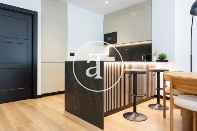 Piso de alquiler temporal de 3 habitaciones y 2 baños en el Eixample 13
