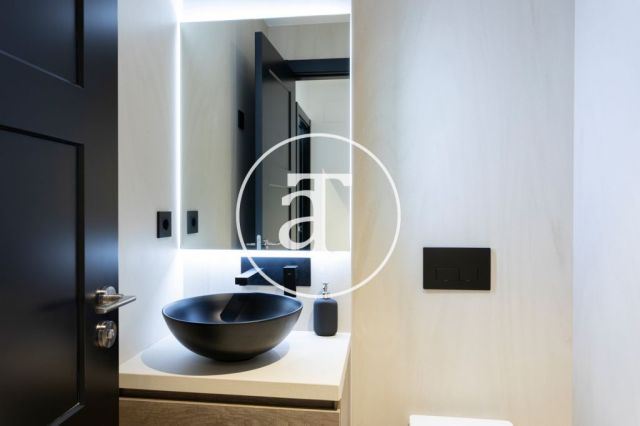 Piso de alquiler temporal de 3 habitaciones y 2 baños en el Eixample 24