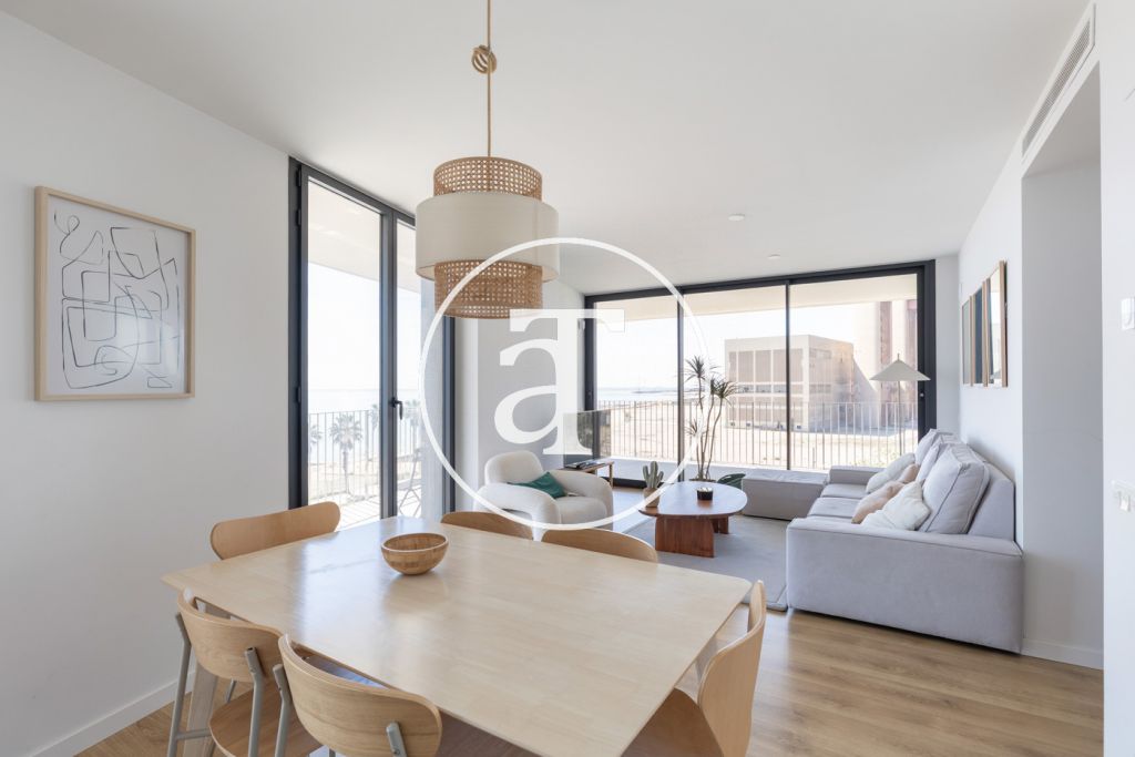 Appartement à louer temporairement à Badalona, comprenant 3 chambres, un bureau, 2 salles de bains, 1 WC, une grande terrasse et une piscine.