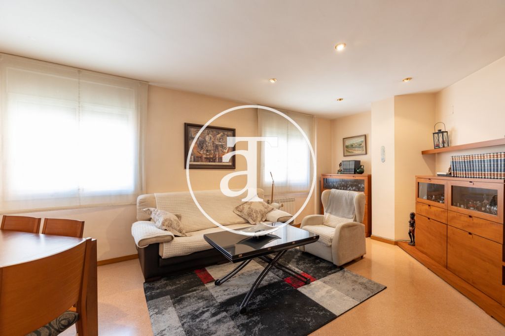 Dúplex de alquiler temporal de 2 habitaciones, balcón, estudio, 2 baños y aseo en Avinguda Meridiana