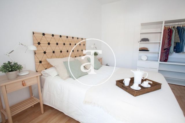 Ático de alquiler temporal con 2 habitaciones en Eixample Dreta 12
