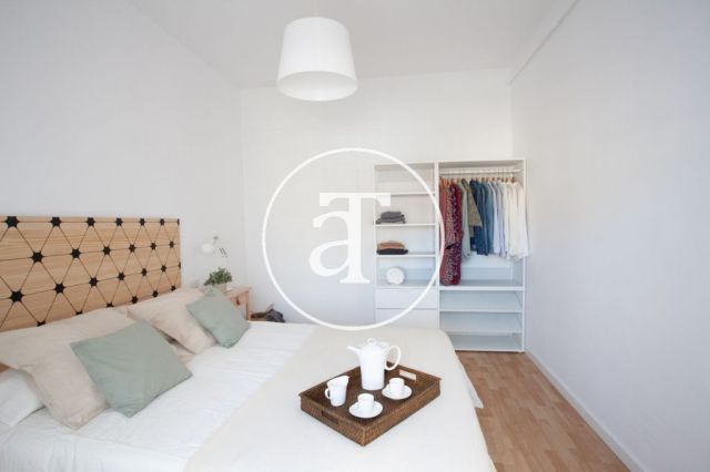 Ático de alquiler temporal con 2 habitaciones en Eixample Dreta 13