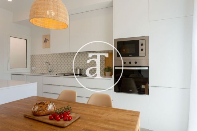 Monthly rental apartment with 2 bedrooms and terrace close to Verdaguer station 7