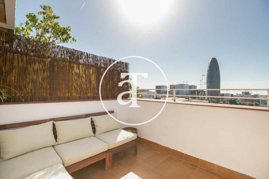 Appartement de 2 chambres à louer pour une courte durée, avec terrasse donnant sur la tour Agbar.