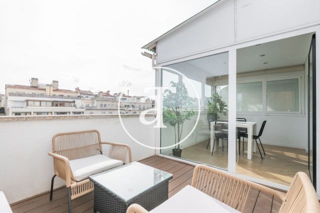 Location temporaire d'un penthouse avec 2 chambres et 2 salles de bain, meublé et proche du parc Turó. 7