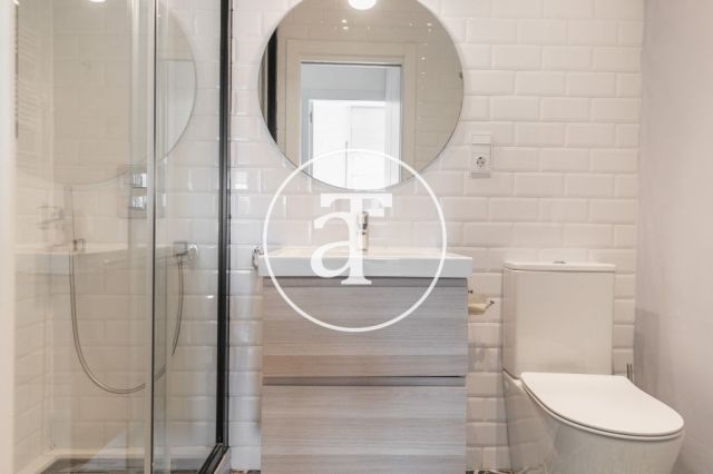 Location temporaire d'un penthouse avec 2 chambres et 2 salles de bain, meublé et proche du parc Turó. 30