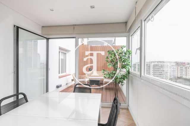 Location temporaire d'un penthouse avec 2 chambres et 2 salles de bain, meublé et proche du parc Turó. 5