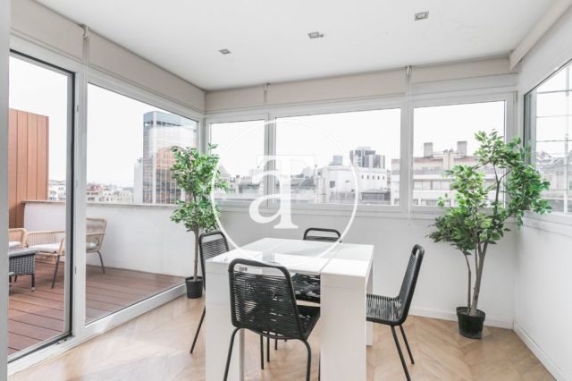 Location temporaire d'un penthouse avec 2 chambres et 2 salles de bain, meublé et proche du parc Turó. 3