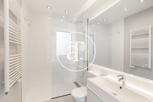 Location temporaire d'un penthouse avec 2 chambres et 2 salles de bain, meublé et proche du parc Turó. 24