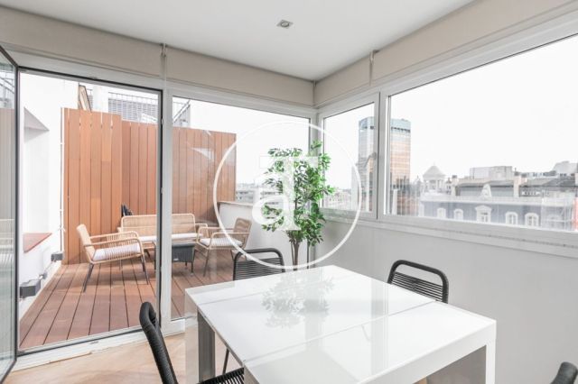 Location temporaire d'un penthouse avec 2 chambres et 2 salles de bain, meublé et proche du parc Turó. 4