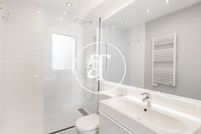 Location temporaire d'un penthouse avec 2 chambres et 2 salles de bain, meublé et proche du parc Turó. 25