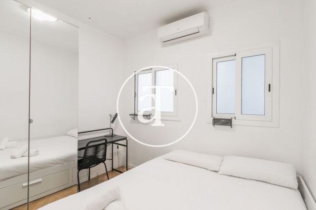 Location temporaire d'un penthouse avec 2 chambres et 2 salles de bain, meublé et proche du parc Turó. 28