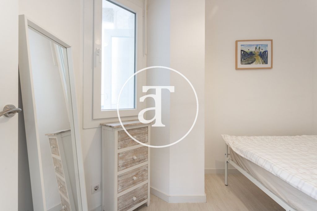 Piso de alquiler temporal de 2 habitaciones, estudio, balcón y 1 baño en Barcelona a 15 minutos de la Sagrada Familia 29