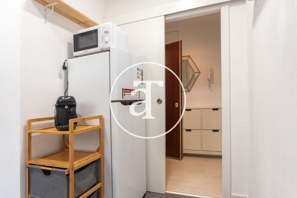 Piso de alquiler temporal de 2 habitaciones, estudio, balcón y 1 baño en Barcelona a 15 minutos de la Sagrada Familia 13