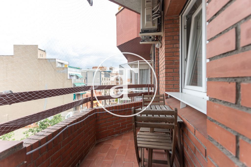 Piso de alquiler temporal de 2 habitaciones, estudio, balcón y 1 baño en Barcelona a 15 minutos de la Sagrada Familia 3