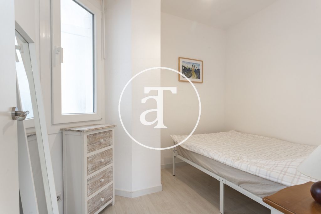 Piso de alquiler temporal de 2 habitaciones, estudio, balcón y 1 baño en Barcelona a 15 minutos de la Sagrada Familia 28