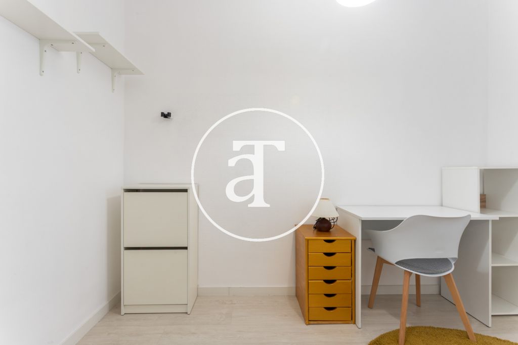 Piso de alquiler temporal de 2 habitaciones, estudio, balcón y 1 baño en Barcelona a 15 minutos de la Sagrada Familia 33
