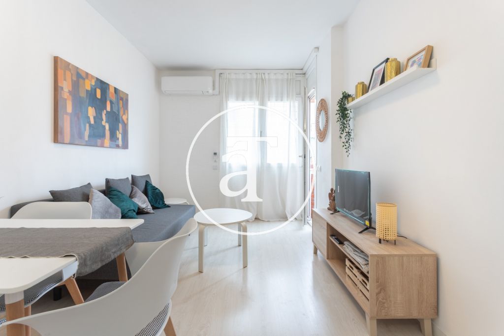 Piso de alquiler temporal de 2 habitaciones, estudio, balcón y 1 baño en Barcelona a 15 minutos de la Sagrada Familia 2