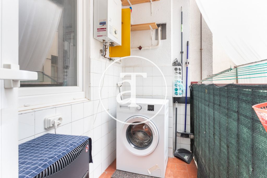 Piso de alquiler temporal de 2 habitaciones, estudio, balcón y 1 baño en Barcelona a 15 minutos de la Sagrada Familia 35