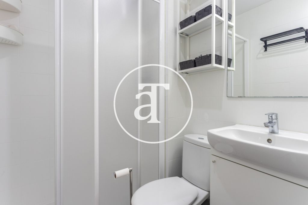 Piso de alquiler temporal de 2 habitaciones, estudio, balcón y 1 baño en Barcelona a 15 minutos de la Sagrada Familia 30