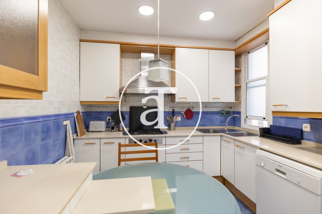 Piso de alquiler temporal de 3 habitaciones, 2 baños y balcón en Poblenou 15